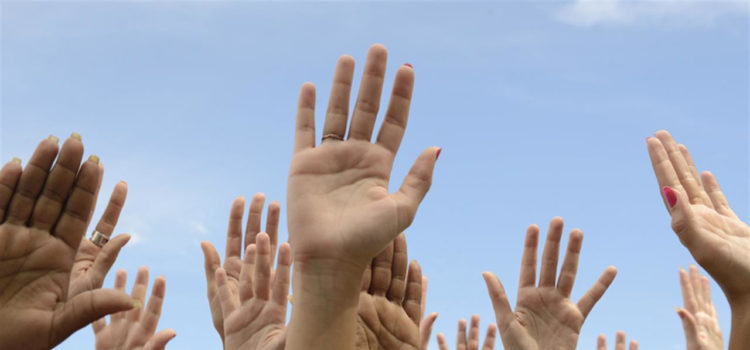 coinvolgere discutere partecipare attività